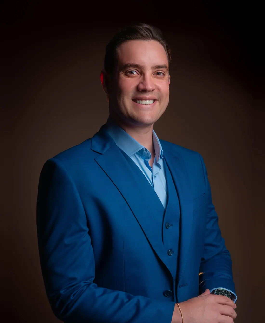 Retrato do Dr. Michel Platiny, sorrindo, de terno azul e camisa azul-clara.